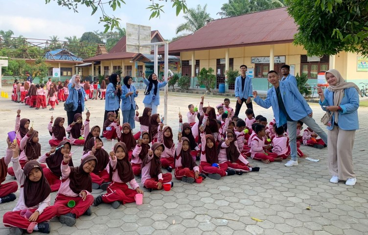 Mahasiswa KKN Unri penyuluhan kesehatan mulut dan gigi bersama siswa SDN 5 Desa Cinta Damai, Kecamatan Tapung Hilir (foto/ist)